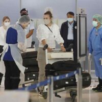 Besucher kommen am 1. November am Flughafen Suvarnabhumi an, als die Regierung das Land wieder für geimpfte Flugreisende öffnete