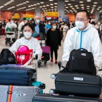 Chinesische Touristen kommen am ersten Tag der Wiedereröffnung des Landes am 1. November am Flughafen Suvarnabhumi an