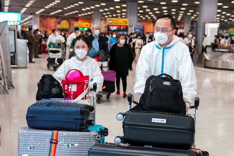 Chinesische Touristen kommen am ersten Tag der Wiedereröffnung des Landes am 1. November am Flughafen Suvarnabhumi an