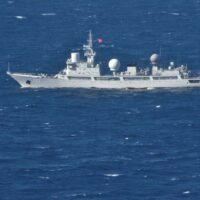 Das chinesische Hilfsschiff Tianwangxing liegt vor den australischen Hoheitsgewässern