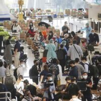 Der Flughafen Suvarnabhumi erwacht am Montag wieder zum Leben, als die ersten Touristen ankommen, was die Wiedereröffnung Thailands für ausländische Besucher markiert.