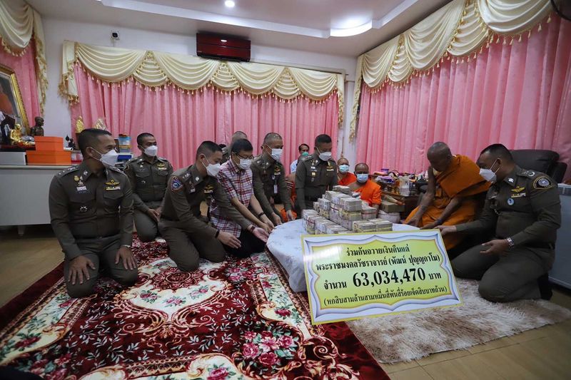 Der Gouverneur von Nakhon Sawan, Chayant Sirimas, und die hochrangige Polizei überweisen am Dienstag mehr als 63 Millionen Baht an veruntreuten Spenden an Luang Phor Phat Panyakamo,