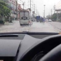 Der Verkehr bewegt sich am späten Montagmorgen durch flache Überschwemmungen auf der Puchao Saming Phrai Road im Bezirk Muang, Samut Prakan,