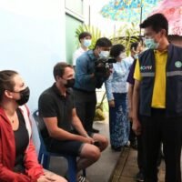 Der stellvertretende Minister of Public Health Sathit Pitutecha spricht mit Touristen die das Andaman Medical Centre für einen RT-PCR Test besuchen