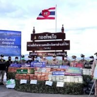 Die Behörden von Nakhon Phanom, Chathip Rujanaseree, geben auf einer Pressekonferenz am Mittwochabend die Beschlagnahme von 854 kg komprimiertem Marihuana, einem Pickup und einem Boot bekannt