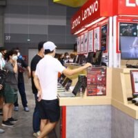 Die Leute durchstöbern die neuesten Computermodelle bei Commart, die bis Sonntag bei Bitec stattfinden.