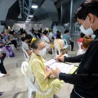 Die Leute kommen am Montag an der Bang Sue Grand Station in Bangkok an, um ihre zweite Covid-19-Impfung zu absolvieren.