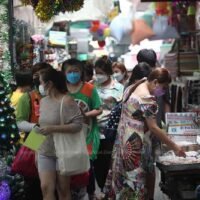 Die Menschen besuchen am vergangenen Samstag den Sampeng-Markt in Bangkok, nachdem das Land Anfang dieses Monats wieder für Besucher geöffnet wurde