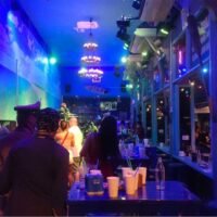 Die Polizei durchsucht den Pub Lisa On The Beach in Pattaya, Provinz Chon Buri, und findet am Mittwochabend Kunden, die unter Verstoß gegen die Covid-19-Beschränkungen tanzen und Alkohol trinken.