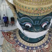 Die „Yak“-Statue am internationalen Flughafen Suvarnabhumi trägt im Rahmen einer Kampagne eine Gesichtsmaske