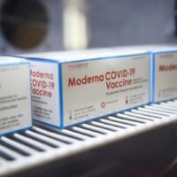 Dieses am 14. Oktober 2021 aufgenommene Dateifoto zeigt Kisten mit Fläschchen des Moderna Covid-19 -Impfstoffs, die im Kedren Community Health Center in Los Angeles, Kalifornien, gelagert werden