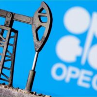 Ein 3D-gedruckter Ölpumpenheber ist in diesem Illustrationsbild am 14. April 2020 vor dem angezeigten Opec-Logo zu sehen.
