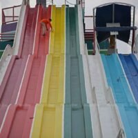 Ein Arbeiter reinigt die Wasserrutsche im Siam Amazing Park vor der Wiedereröffnung am Mittwoch