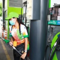 Ein Arbeiter tankt Autos an einer Tankstelle in Bangchak. Der Benzinverbrauch sank um 8,9 % auf durchschnittlich 28,4 Mio. Liter pro Tag von 31,16 Mio. Litern im Vorjahreszeitraum