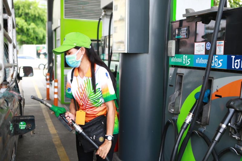 Ein Arbeiter tankt Autos an einer Tankstelle in Bangchak. Der Benzinverbrauch sank um 8,9 % auf durchschnittlich 28,4 Mio. Liter pro Tag von 31,16 Mio. Litern im Vorjahreszeitraum
