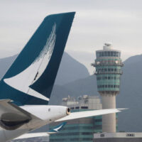 Ein Cathay Pacific Jet ist am 24. Oktober 2020 vor dem Flugsicherungsturm des Hong Kong International Airport zu sehen