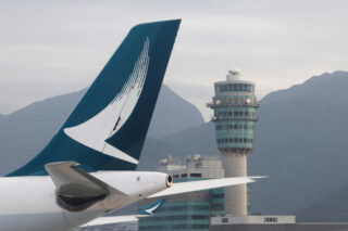 Ein Cathay Pacific Jet ist am 24. Oktober 2020 vor dem Flugsicherungsturm des Hong Kong International Airport zu sehen