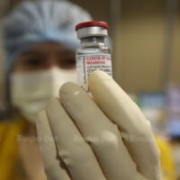 Ein Gesundheitspersonal zeigt am Dienstag den Moderna-Impfstoff für Menschen, die ihre Impfungen im Ramathibodi Hospital im Voraus gebucht und bezahlt haben.