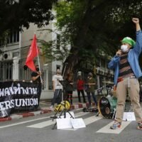 Ein Gewerkschaftsmitglied singt in der Nähe des Regierungsgebäudes, um gegen die Entscheidung zu protestieren, die Wiedereröffnung von Bars und Unterhaltungsstätten auf Mitte Januar zu verschieben