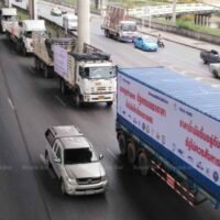 Ein LKW-Konvoi bewegt sich auf dem Vibhavadi Rangsit Highway in Richtung des Energieministeriums im Rahmen der Truck Power Season 2 Kampagne, um den Dieselpreis auf 25 Baht pro Liter zu begrenzen.