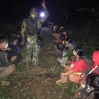 Ein Soldat zählt illegale Migranten, die an der Nordgrenze gefangen wurden,