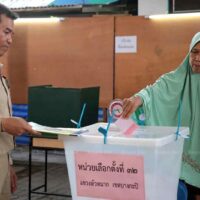 Eine Frau gibt ihre Stimme in einem Wahllokal Nr. 13 in Hua Mark, Bezirk Bang Kapi, während einer Nachwahl am 21.