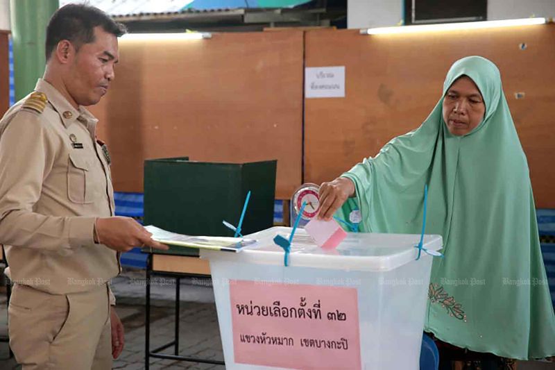 Eine Frau gibt ihre Stimme in einem Wahllokal Nr. 13 in Hua Mark, Bezirk Bang Kapi, während einer Nachwahl am 21.