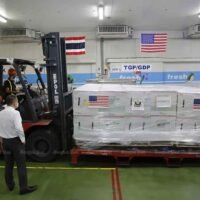 Eine Million von den USA gespendete Moderna Impfstoffdosen treffen am Montag auf dem Flughafen Suvarnabhumi in der Provinz Samut Prakan ein