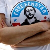 Eine Person trägt ein T-Shirt und fordert die Freilassung des US-Journalisten Danny Fenster am 4. Juni in Huntington Woods, Michigan, USA