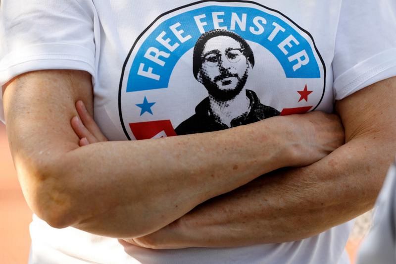 Eine Person trägt ein T-Shirt und fordert die Freilassung des US-Journalisten Danny Fenster am 4. Juni in Huntington Woods, Michigan, USA