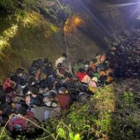 Einige der 184 illegalen Grenzgänger aus Myanmar wurden in den frühen Morgenstunden des Donnerstags in einem Wald im Distrikt Phop Phra, Tak, gefangen