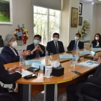 Frau Ruenvadee (zweite von links) leitet das SEC-Meeting mit der DSI, um Möglichkeiten zur proaktiven Verbesserung ihrer Zusammenarbeit sowohl bei der Ermittlung als auch bei der Untersuchung von Straftaten auf den Kapitalmärkten zu erörtern