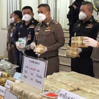 Hochrangige Polizisten und Soldaten mit Päckchen mit Meth-Pillen und Crystal Methamphetamin, die diesen Monat in sieben Fällen beschlagnahmt wurden.