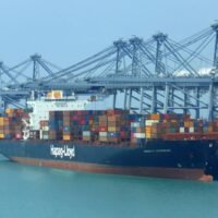 Im Hafen von Laem Chabang in der Provinz Chon Buri liegt ein mit Containern beladenes Frachtschiff.