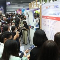 Jobsuchende prüfen auf einer Jobmesse, die letztes Jahr bei Bitec stattfand, eine Stellenbörse nach offenen Stellen