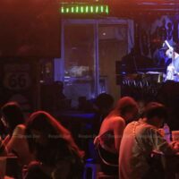 Kunden kehren am 3. November in die Restaurants an der Khao San Road in Bangkok zurück, nachdem die Beschränkung des Alkoholverkaufs gelockert wurde