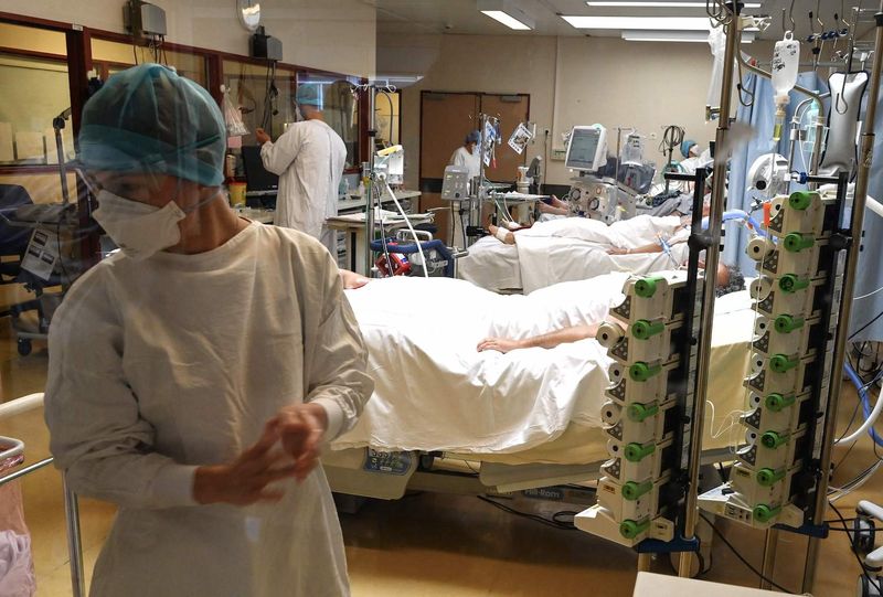 Medizinisches Personal betreut am Freitag Patienten auf einer Covid-19 Intensivstation des Universitätsklinikums in Montpellier, Frankreich