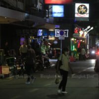 Menschen gehen am Donnerstag in Soi Nana in der Gegend von Sukhumvit.
