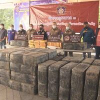 Pakete mit insgesamt 1,8 Tonnen getrocknetem Marihuana, die am Mittwochmorgen (27. Oktober) auf der Autobahn Mitrapap in Nakhon Ratchasima beschlagnahmt wurden