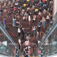 Personen, die sich für die Covid-19 Impfung im Rahmen des Thai Ruam Thai-Programms vorregistriert haben, stehen am Montag im Iconsiam Art Space in Bangkok für die Impfung an