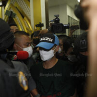 Pol Col Thitisan Utthanaphon wird in der Nacht zum 26. August von der Abteilung für Verbrechensbekämpfung zur Polizeiwache Nakhon Sawan gebracht