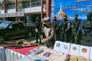 Pol Lt Gen Piya Tawichai, Kommissar der Provinzpolizei Region 5, untersucht während einer Medienbesprechung am Freitag Waffen, die von Drogenverdächtigen beschlagnahmt wurden