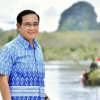 Premierminister Prayut Chan o-cha trägt ein Batik Shirt mit einem Druck, der von HRH Prinzessin Sirivannavari Nariratana Rajakanya