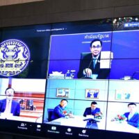 Premierminister Prayuth Chan o-cha (oben rechts) nimmt am Donnerstag an einer Videokonferenz mit dem Management von Huawei Technologies Co, teil