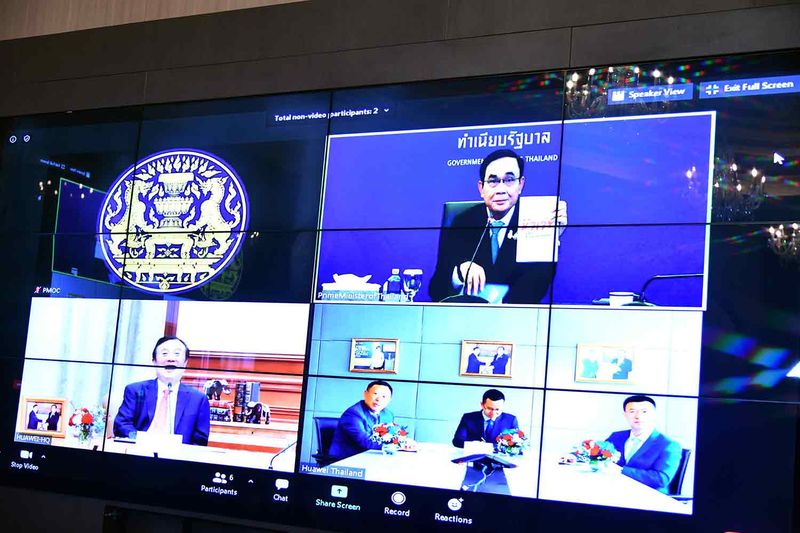 Premierminister Prayuth Chan o-cha (oben rechts) nimmt am Donnerstag an einer Videokonferenz mit dem Management von Huawei Technologies Co, teil