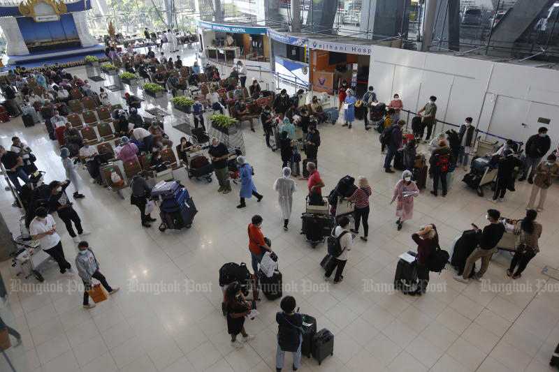 Reisende aus Paris versammeln sich am 1. November 2021 in der Ankunftshalle des Flughafens Suvarnabhumi. Sie gehörten zu den ersten Gruppen,