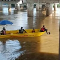Retter durchsuchen am Sonntag den Chao Phraya-Fluss im Bezirk Muang, Nakhon Sawan
