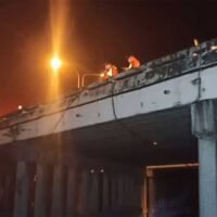 Rettungskräfte erreichen eine Brücke der Autobahn Bangkok - Chon Buri im Bezirk Bang Bo von Samut Prakan.
