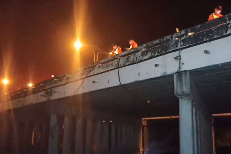 Rettungskräfte erreichen eine Brücke der Autobahn Bangkok - Chon Buri im Bezirk Bang Bo von Samut Prakan.