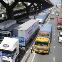 Schwere Lkw fahren am 16. November zum Energieministerium in Bangkok, da die Lkw Betreiber von der Regierung verlangt haben, den Dieselpreis auf 25 Baht pro Liter zu begrenzen